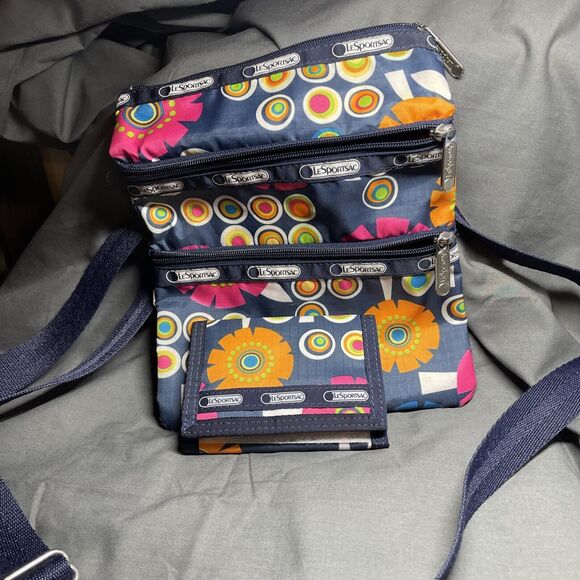 Le Sportsac Crossbody Handbag w/ 3 Zippers - Girl Talk Graphics Design 7.5" x 9 - Picture 1 of 8
